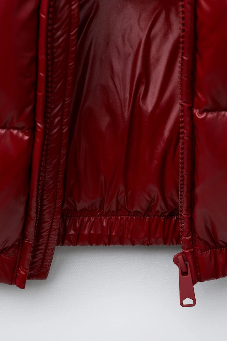 ВОДО- И ВЕТРОНЕПРОНИЦАЕМЫЙ ПУХОВИК С КАПЮШОНОМ