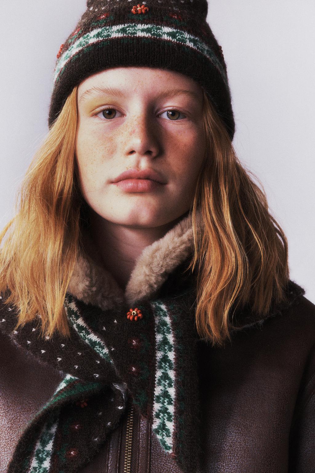 ЖАККАРДОВАЯ ШАПКА В ЦВЕТОК С БУСИНАМИ