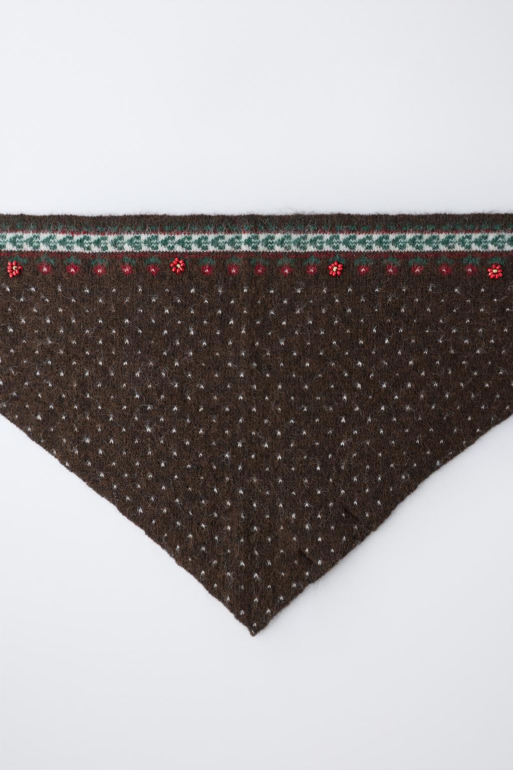 ТРЕУГОЛЬНЫЙ ПЛАТОК С ЦВЕТОЧНЫМ ПРИНТОМ И БУСИНАМИ