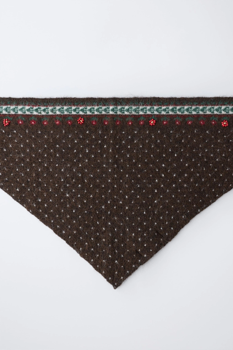 ТРЕУГОЛЬНЫЙ ПЛАТОК С ЦВЕТОЧНЫМ ПРИНТОМ И БУСИНАМИ