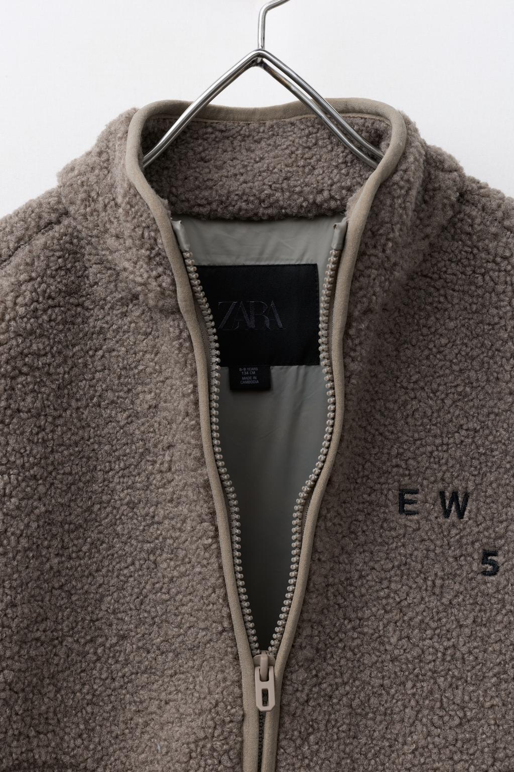 КУРТКА ИЗ ИСКУССТВЕННОЙ ОВЧИНЫ С ВЫШИВКОЙ