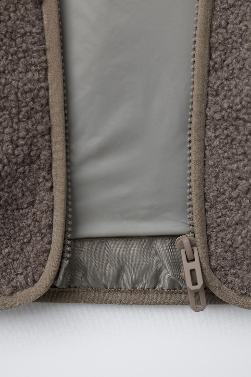 КУРТКА ИЗ ИСКУССТВЕННОЙ ОВЧИНЫ С ВЫШИВКОЙ