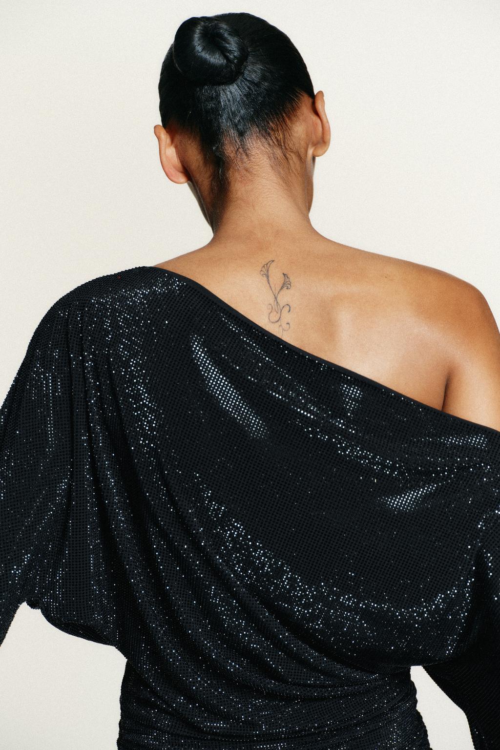 КОРОТКОЕ ПЛАТЬЕ АСИММЕТРИЧНОГО КРОЯ СО СТРАЗАМИ