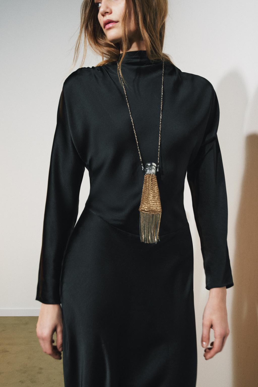 АТЛАСНОЕ ПЛАТЬЕ СО СБОРКАМИ