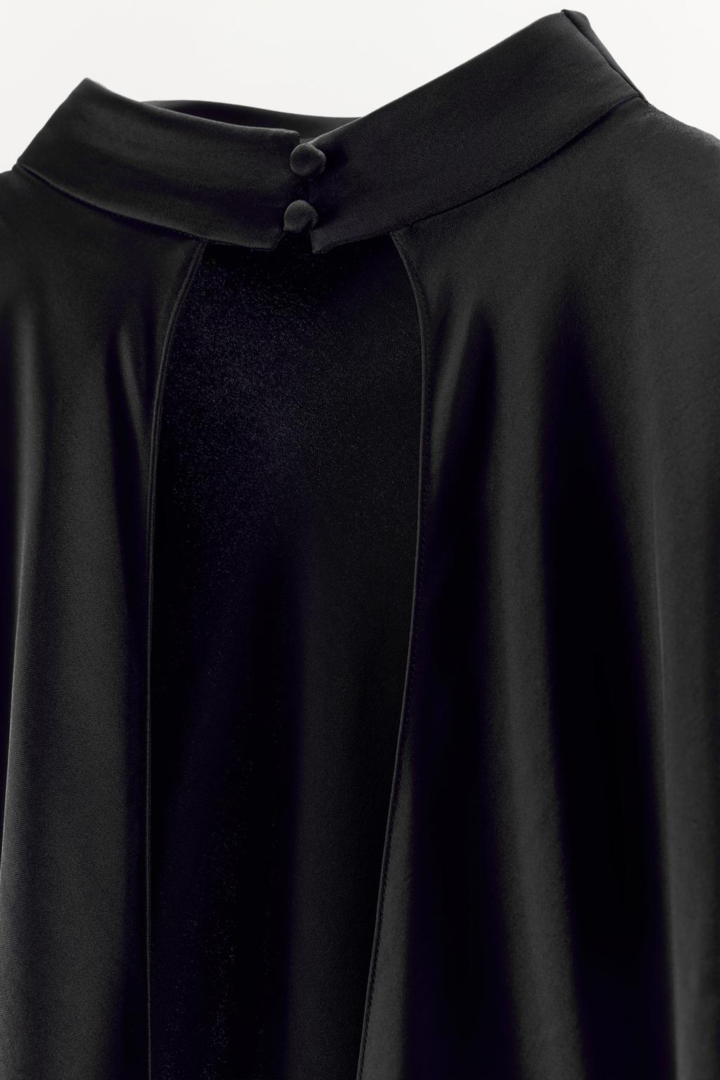 АТЛАСНОЕ ПЛАТЬЕ СО СБОРКАМИ