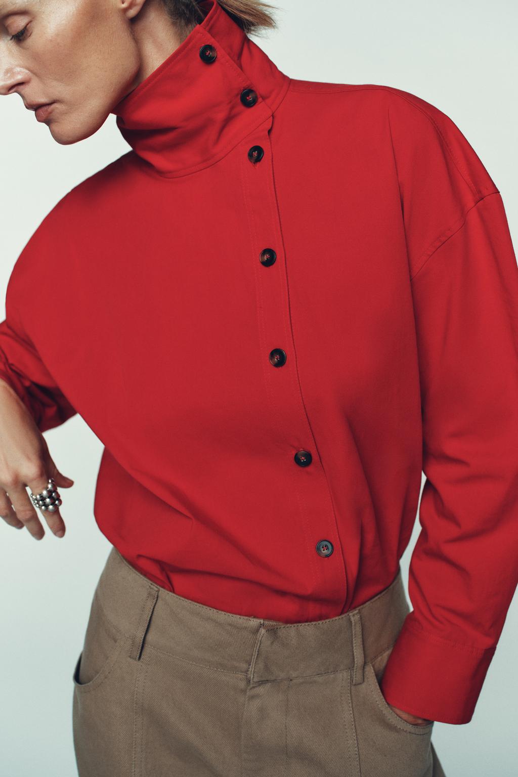 РУБАШКА С ЗАПАХОМ И ВЫСОКИМ ВОРОТНИКОМ