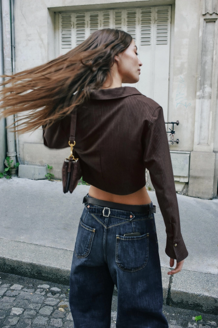 УКОРОЧЕННАЯ РУБАШКА В ПОЛОСКУ С ПОДПЛЕЧНИКАМИ