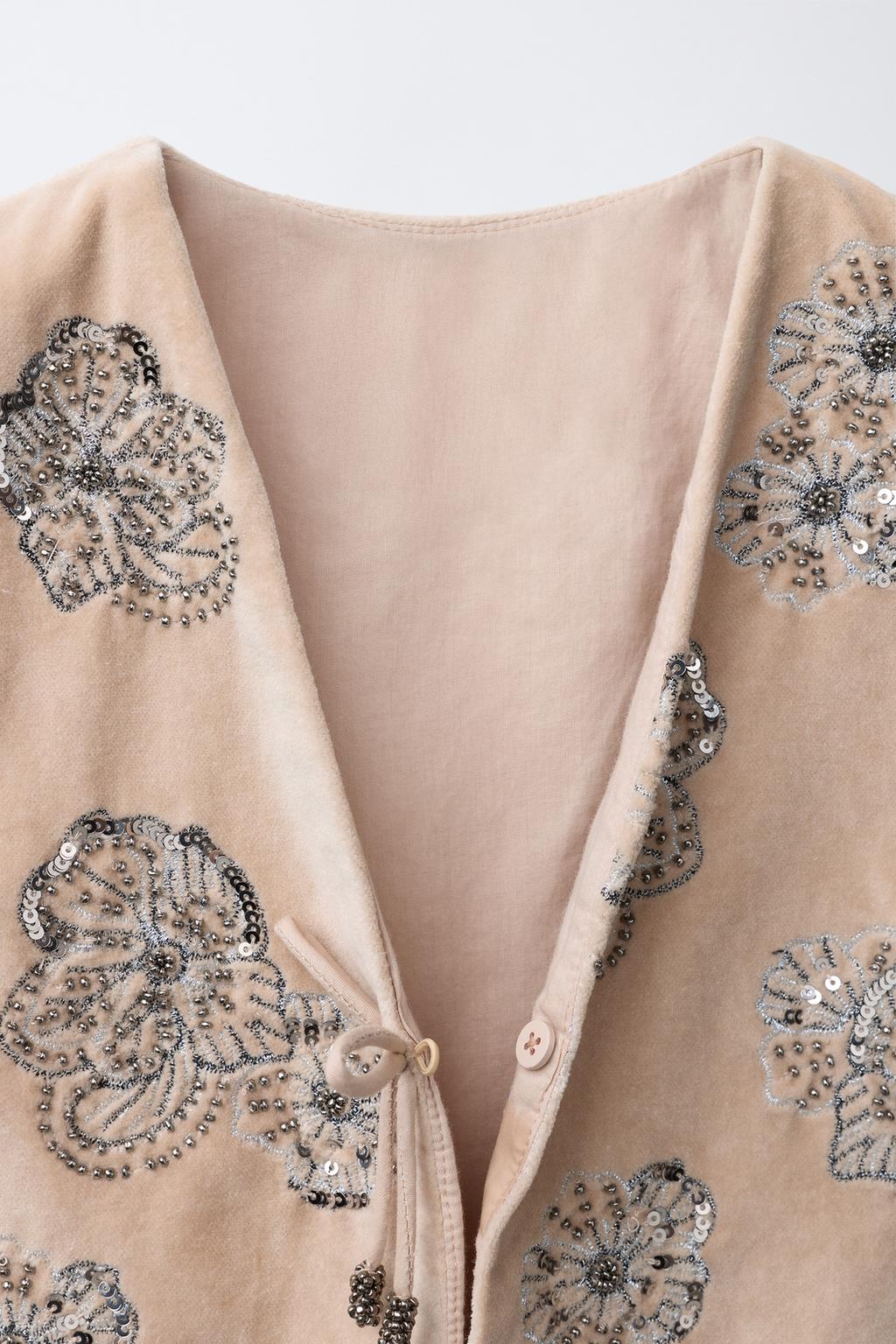 БАРХАТНЫЙ ЖИЛЕТ С ВЫШИТЫМИ ЦВЕТАМИ И ПАЙЕТКАМИ