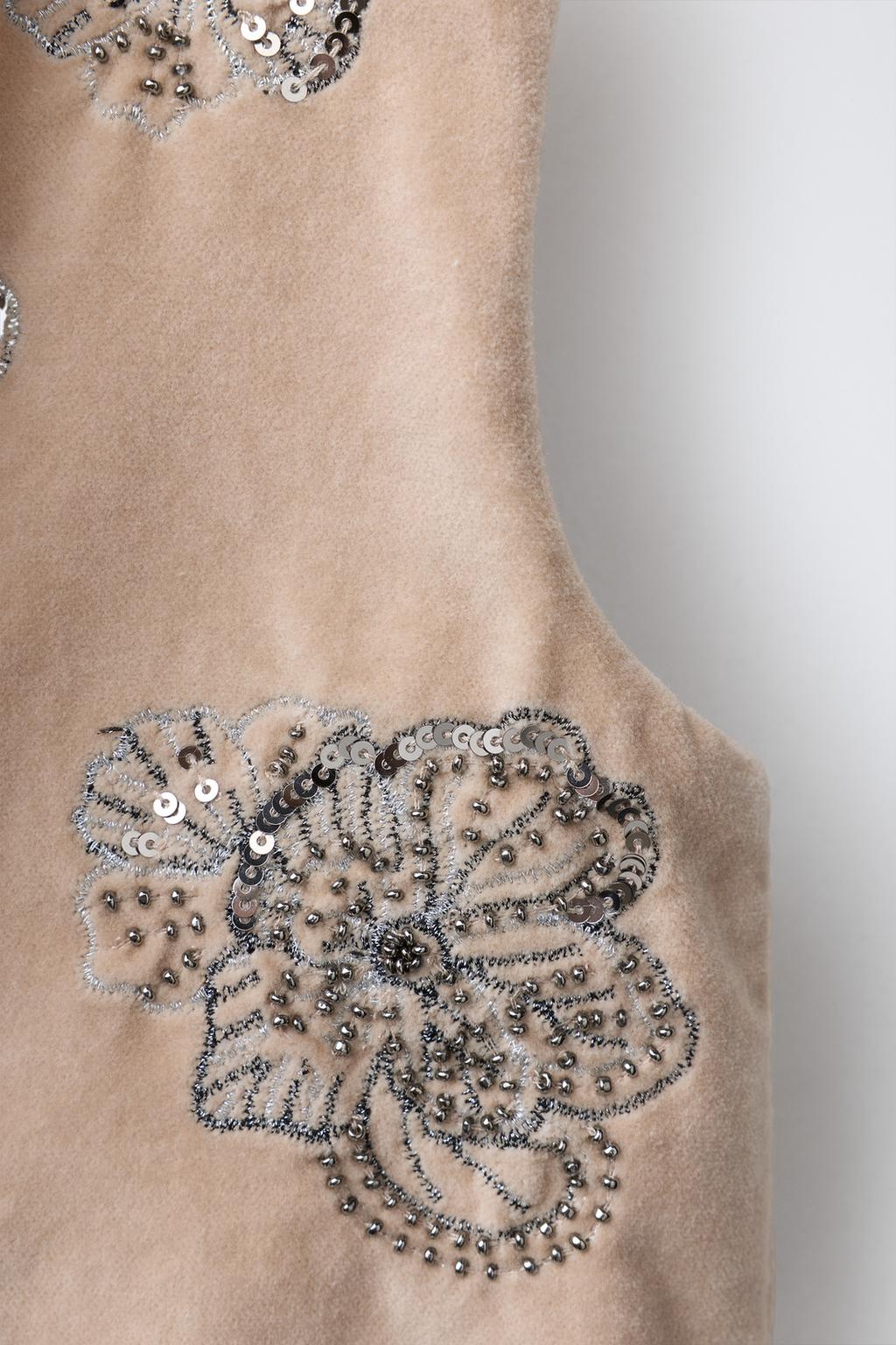 БАРХАТНЫЙ ЖИЛЕТ С ВЫШИТЫМИ ЦВЕТАМИ И ПАЙЕТКАМИ