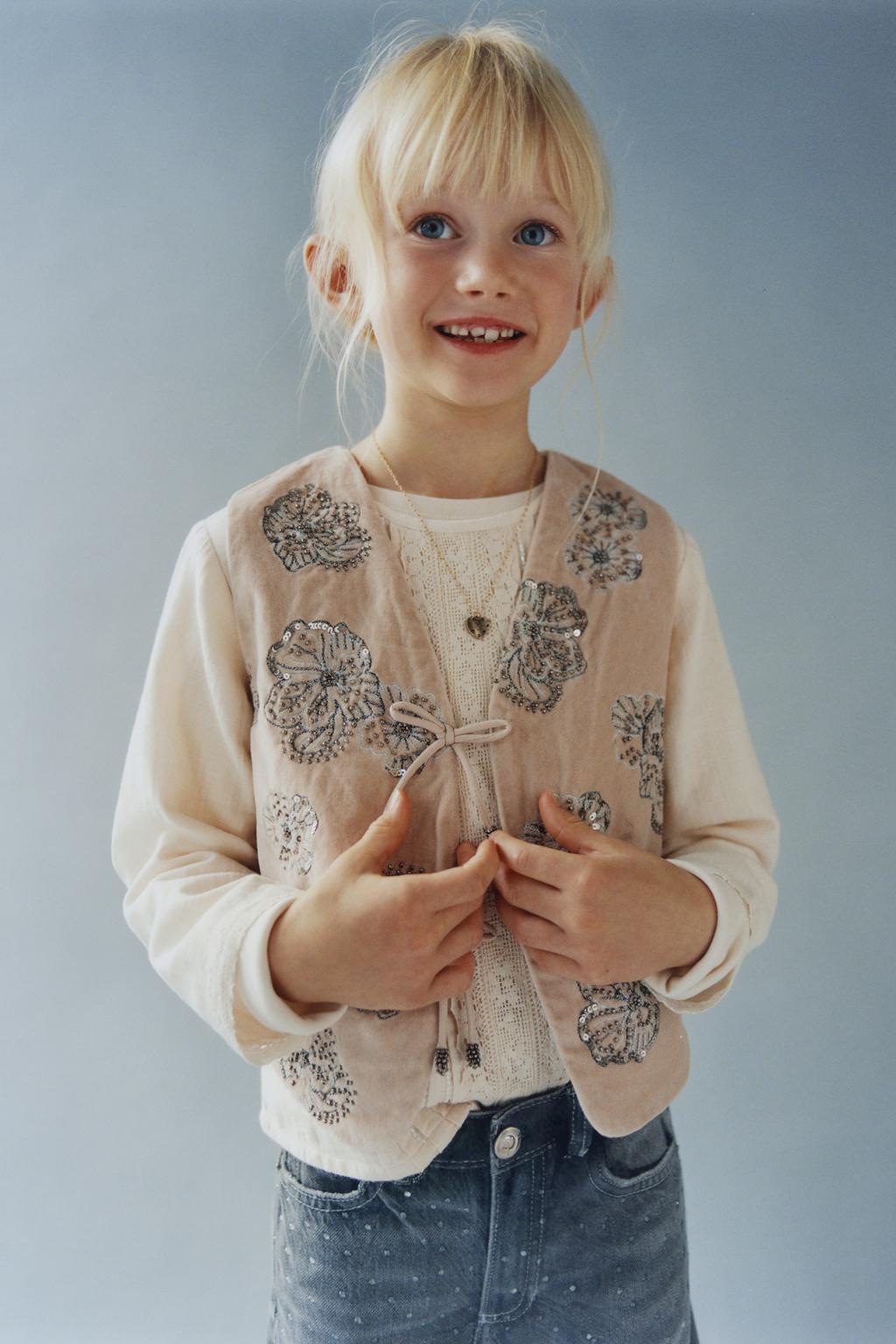 БАРХАТНЫЙ ЖИЛЕТ С ВЫШИТЫМИ ЦВЕТАМИ И ПАЙЕТКАМИ