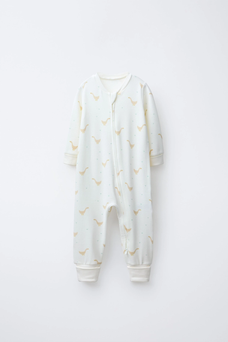 ТЕПЛЫЙ КОМБИНЕЗОН С УЗОРОМ «ГУСИ» И РЕГУЛИРУЕМЫМИ ШТАНИНАМИ