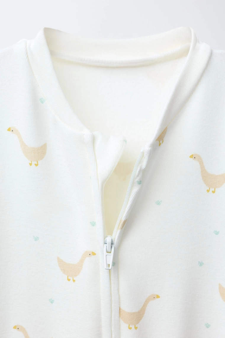 ТЕПЛЫЙ КОМБИНЕЗОН С УЗОРОМ «ГУСИ» И РЕГУЛИРУЕМЫМИ ШТАНИНАМИ