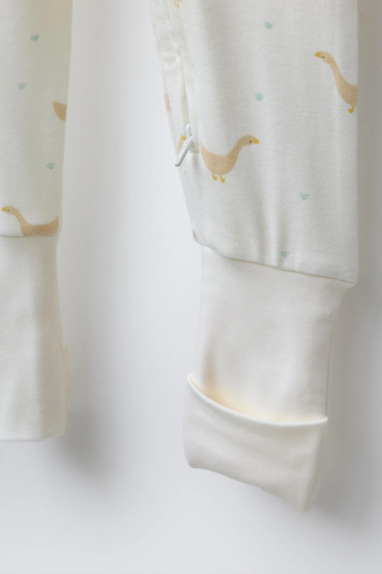 ТЕПЛЫЙ КОМБИНЕЗОН С УЗОРОМ «ГУСИ» И РЕГУЛИРУЕМЫМИ ШТАНИНАМИ