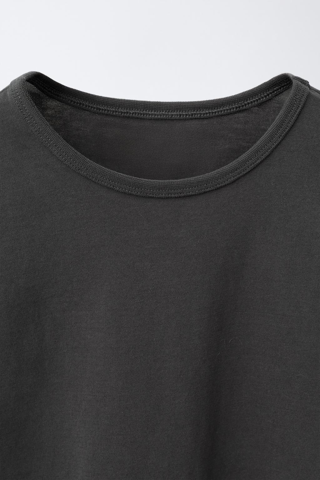 ОДНОТОННАЯ ФУТБОЛКА С ВЫШИВКОЙ