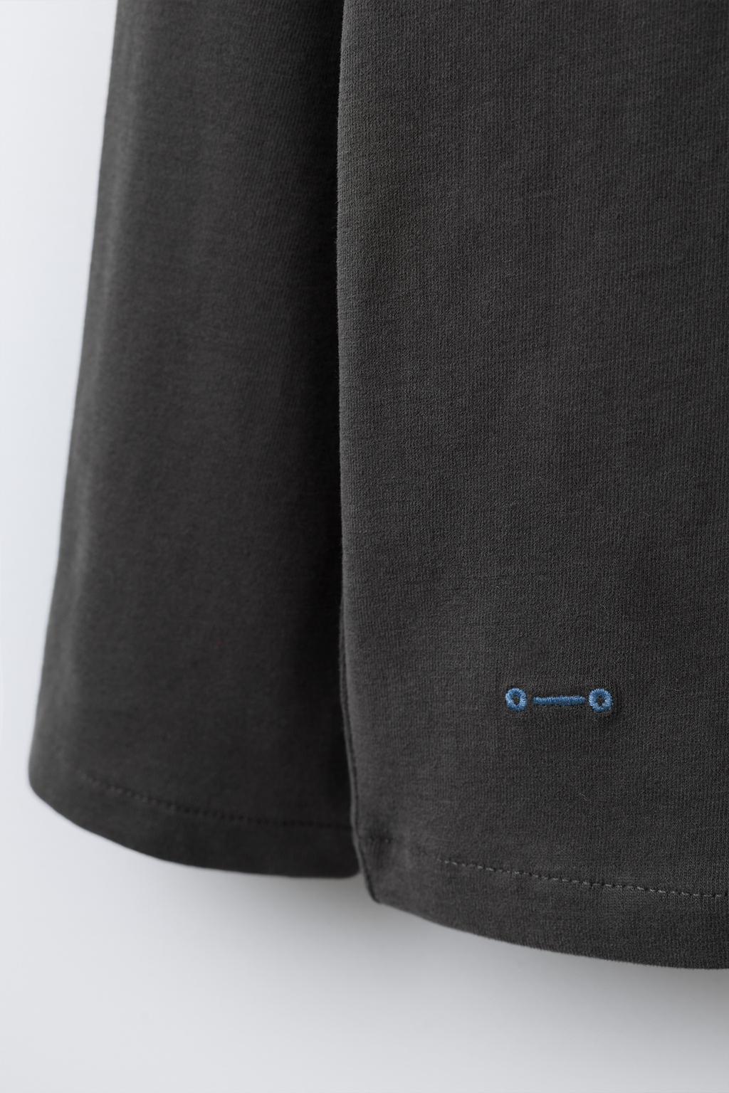 ОДНОТОННАЯ ФУТБОЛКА С ВЫШИВКОЙ