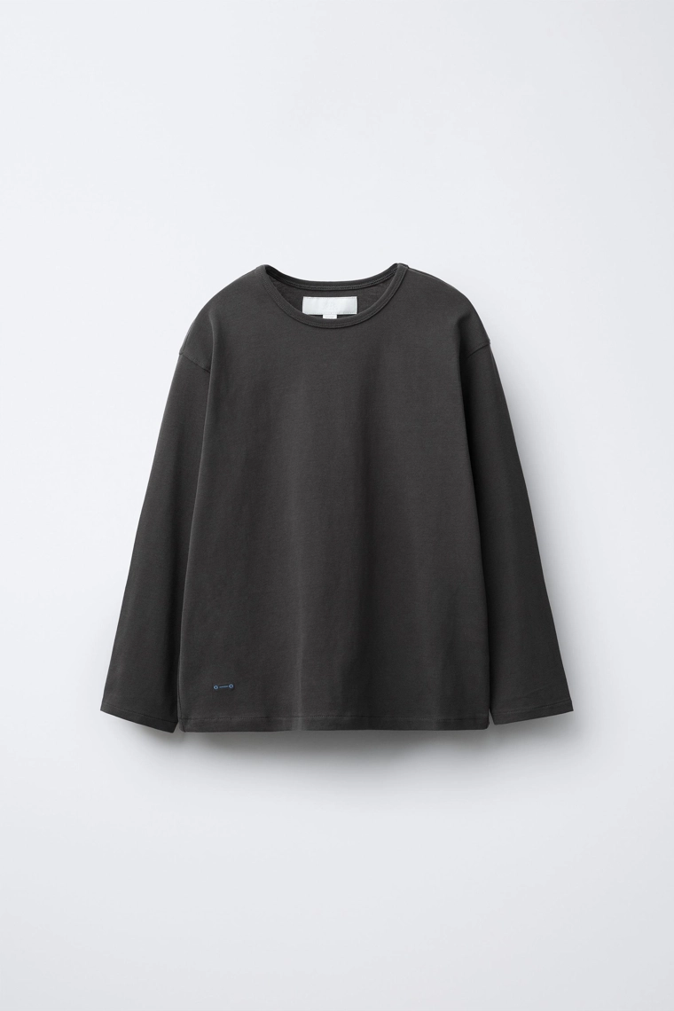 ОДНОТОННАЯ ФУТБОЛКА С ВЫШИВКОЙ