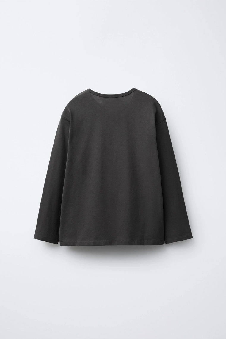 ОДНОТОННАЯ ФУТБОЛКА С ВЫШИВКОЙ