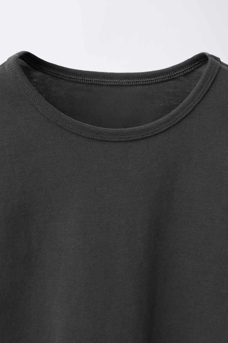 ОДНОТОННАЯ ФУТБОЛКА С ВЫШИВКОЙ