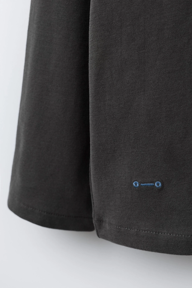 ОДНОТОННАЯ ФУТБОЛКА С ВЫШИВКОЙ