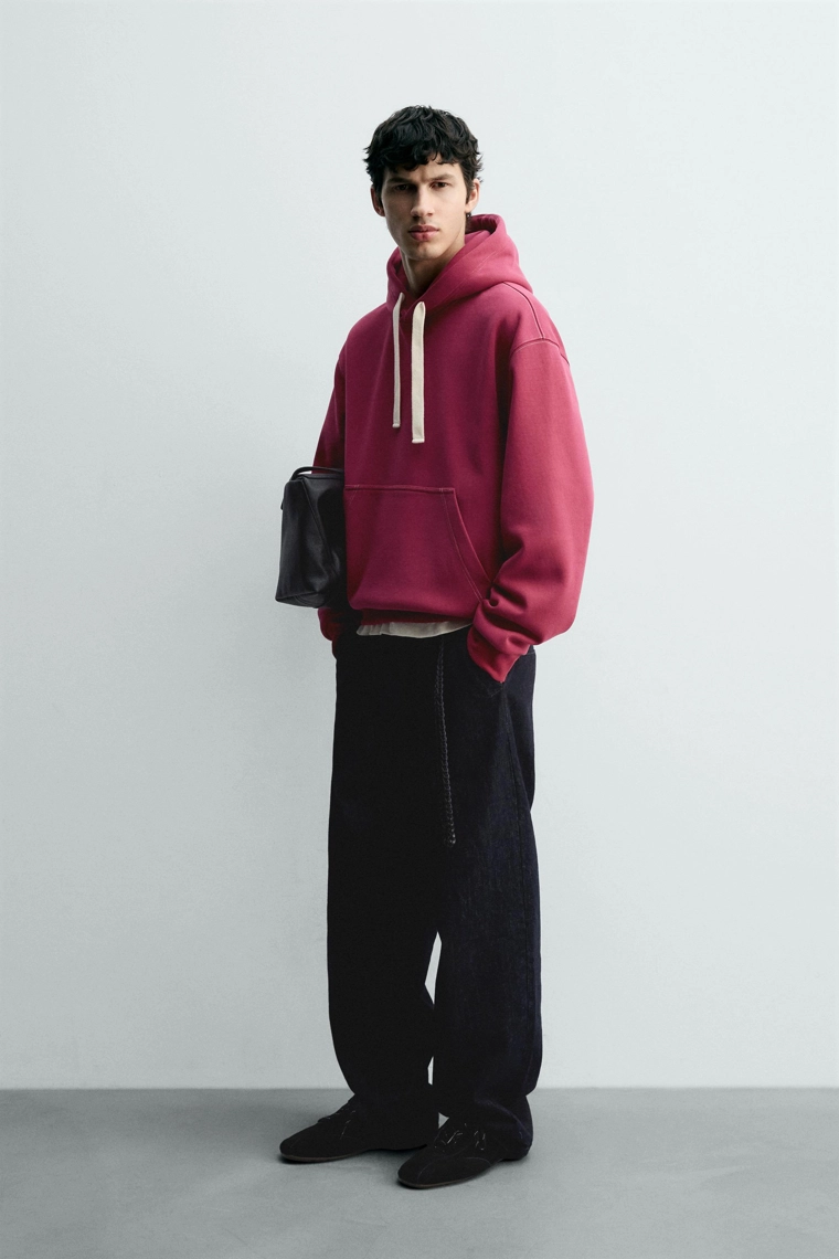 ХУДИ С КОНТРАСТНОЙ ПРОСТРОЧКОЙ