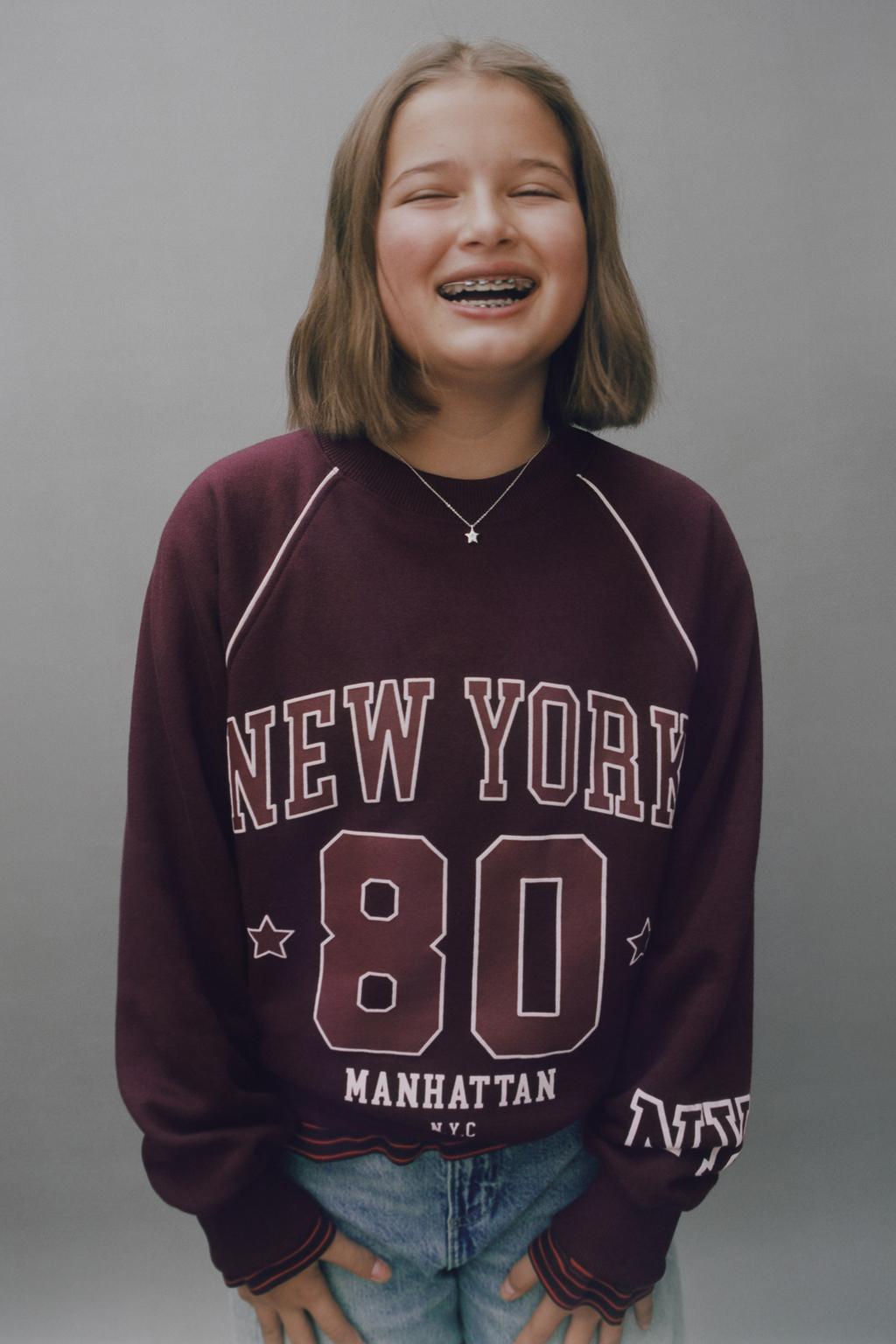 ТОЛСТОВКА С РУКАВАМИ РЕГЛАН, ТЕКСТОМ И ЦИФРОЙ