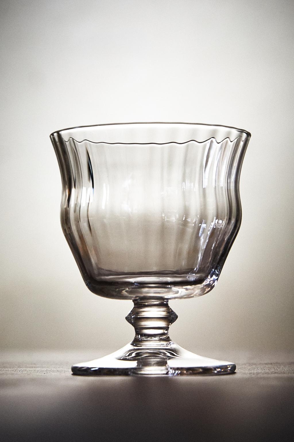 Короткое бокальчик для вина с рельефным дизайном