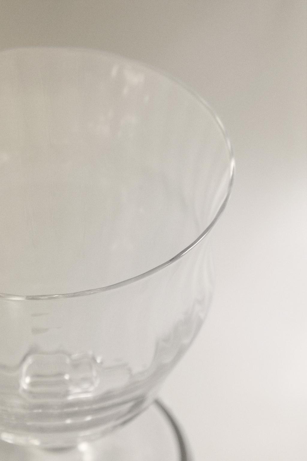 Короткое бокальчик для вина с рельефным дизайном