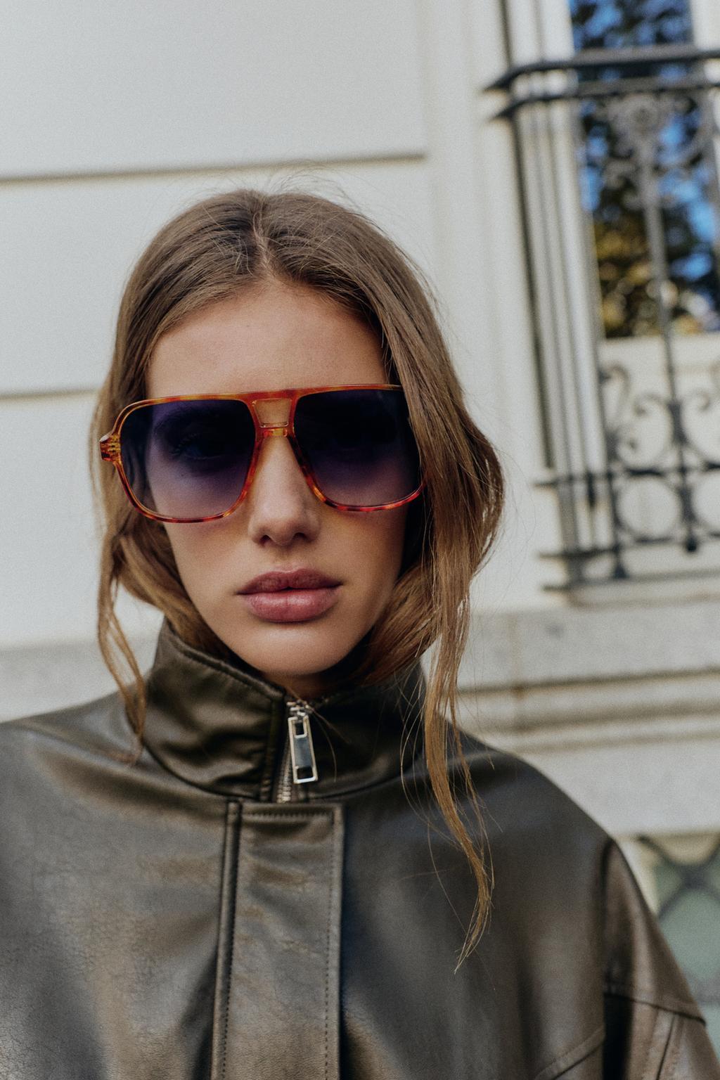 БОМБЕР ИЗ ИСКУССТВЕННОЙ КОЖИ С ВОРОТНИКОМ-СТОЙКОЙ