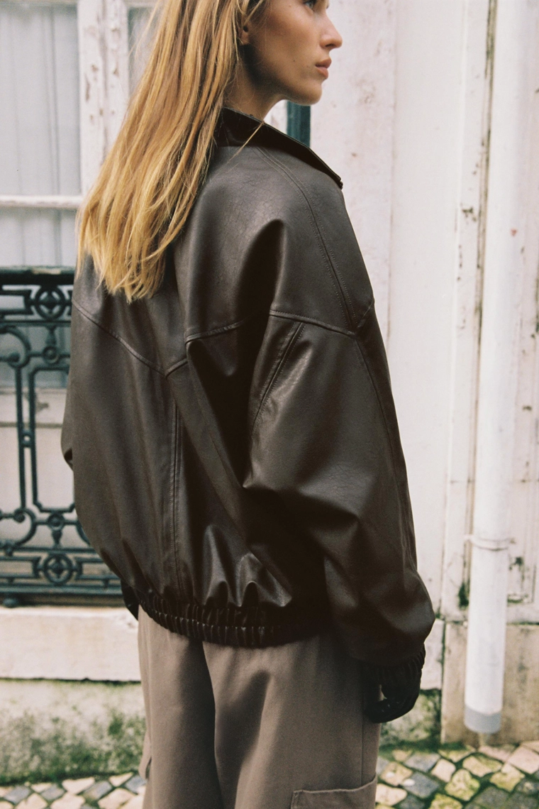 БОМБЕР ИЗ ИСКУССТВЕННОЙ КОЖИ С ВОРОТНИКОМ-СТОЙКОЙ