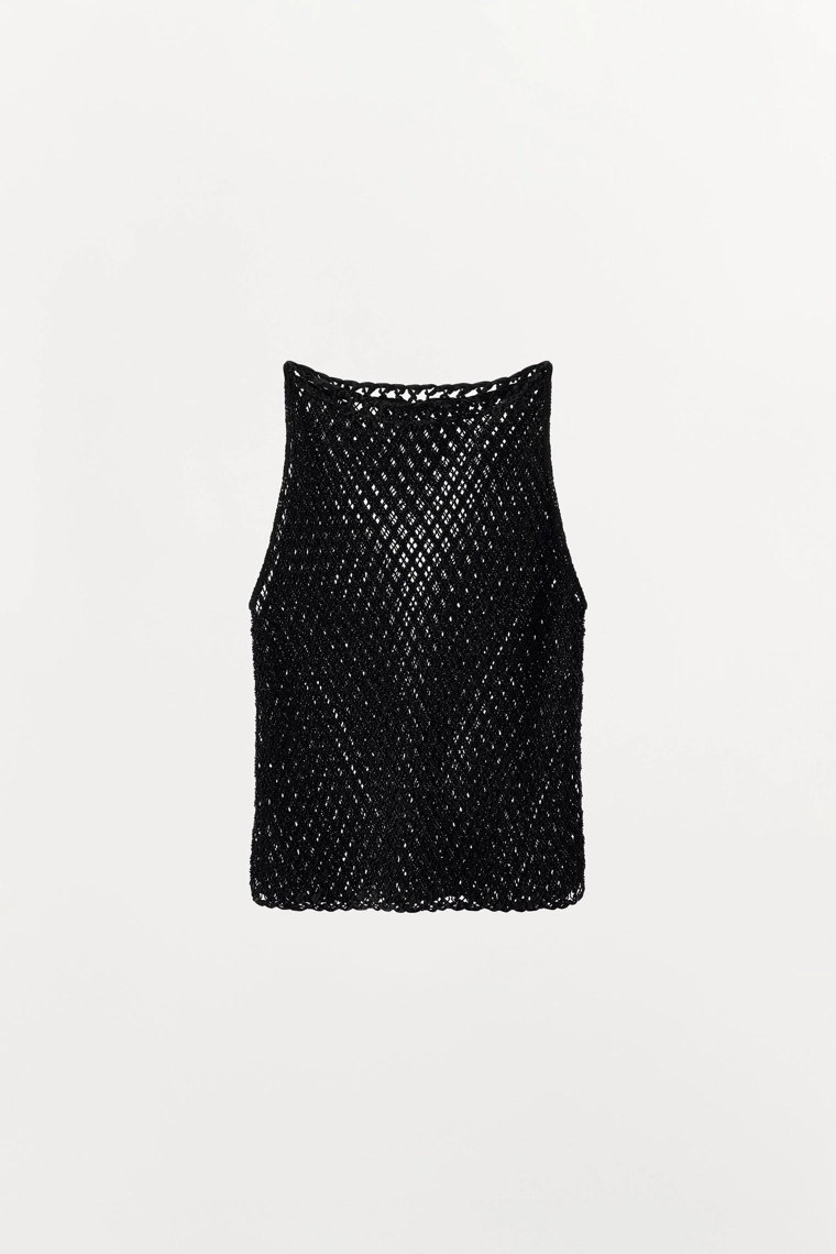 ТОП ИЗ РЕЛЬЕФНОЙ ТКАНИ С АЖУРНЫМИ ДЕТАЛЯМИ И БУСИНАМИ