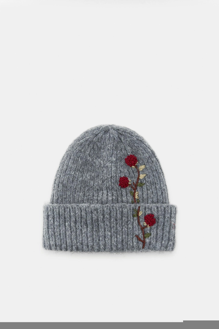 ШАПКА БИНИ С ВЫШИВКОЙ В ВИДЕ ЦВЕТОВ