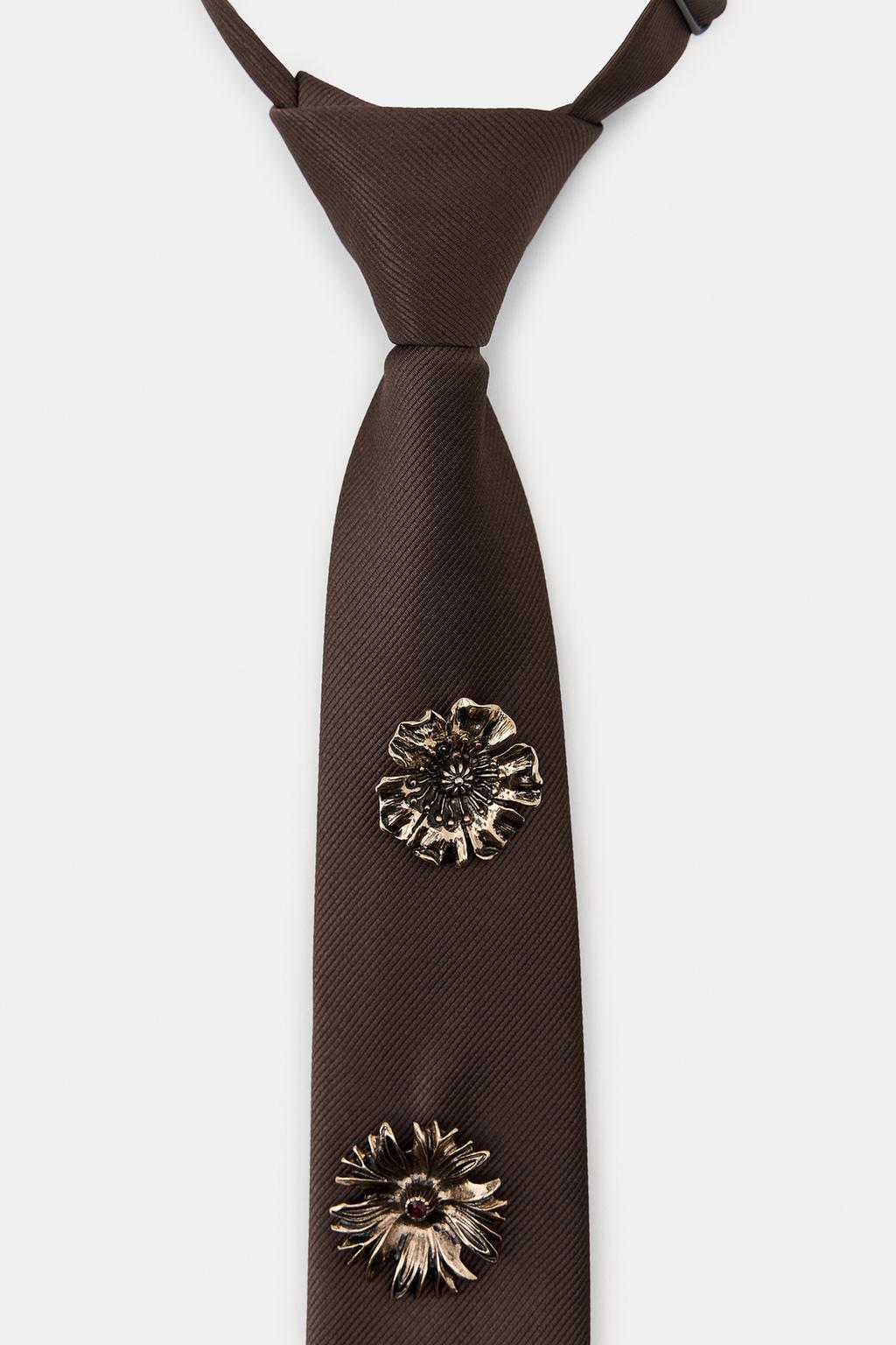 ОДНОТОННЫЙ ГАЛСТУК С БРОШАМИ В ВИДЕ БАБОЧЕК И ЦВЕТОВ