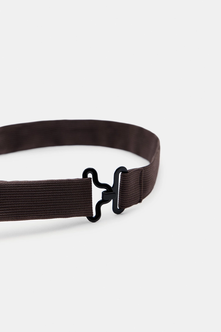 ОДНОТОННЫЙ ГАЛСТУК С БРОШАМИ В ВИДЕ БАБОЧЕК И ЦВЕТОВ