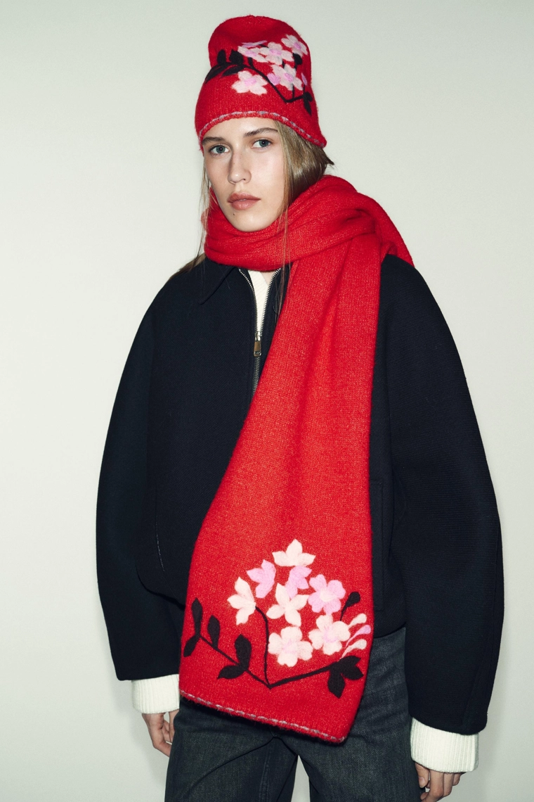 ШАРФ ИЗ ТРИКОТАЖА С ЦВЕТАМИ И КОНТРАСТНОЙ ОТДЕЛКОЙ