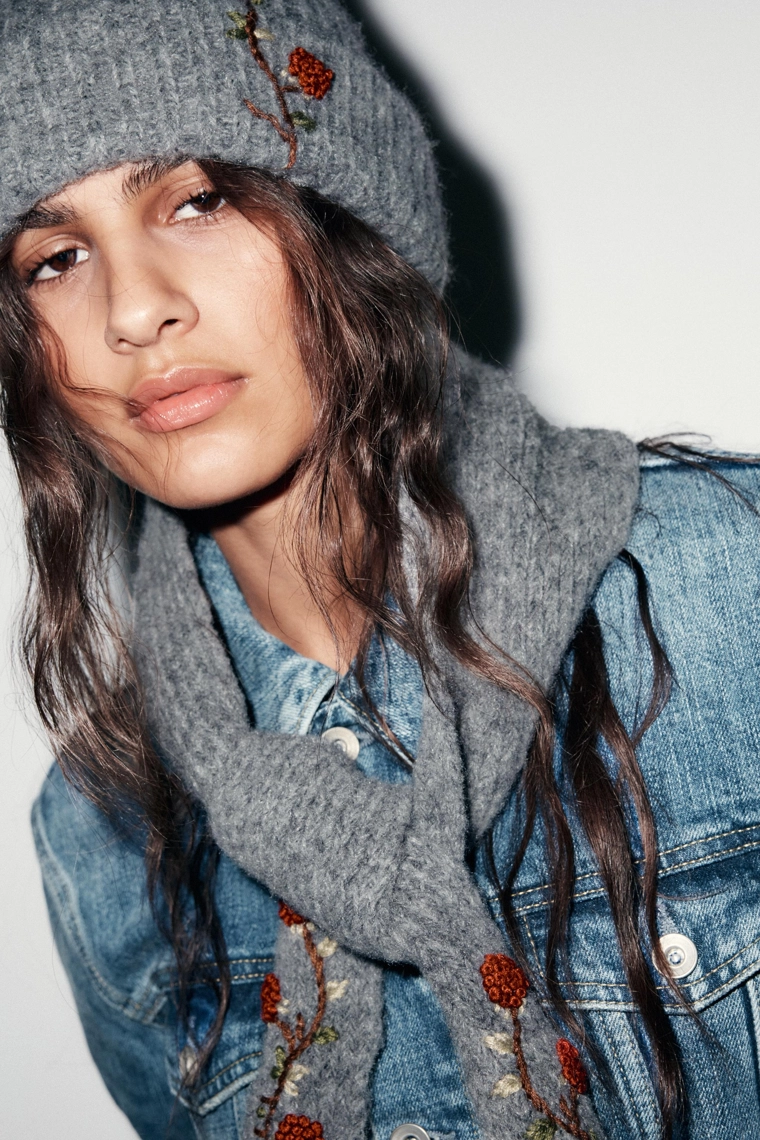 БАНДАНА ВЯЗАНАЯ С ЦВЕТОЧНОЙ ВЫШИВКОЙ