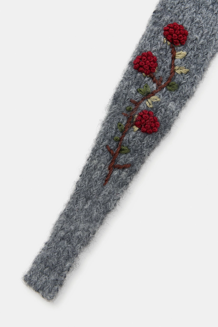 БАНДАНА ВЯЗАНАЯ С ЦВЕТОЧНОЙ ВЫШИВКОЙ