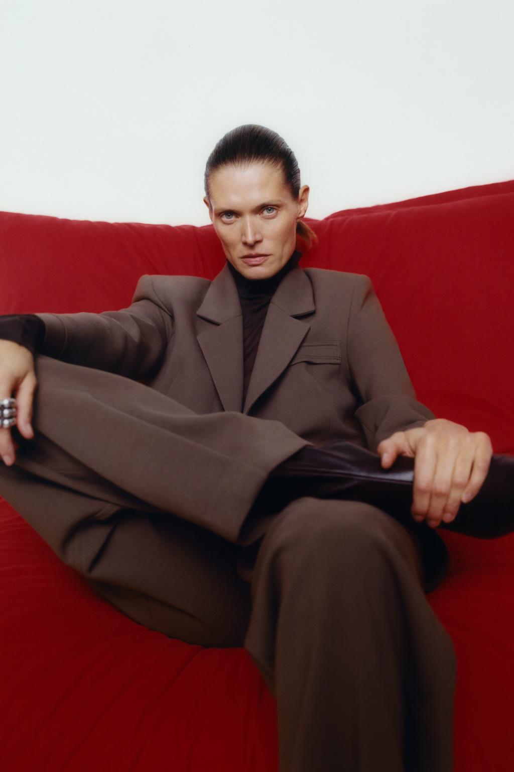 ДВУБОРТНЫЙ БЛЕЙЗЕР С ПОДПЛЕЧНИКАМИ