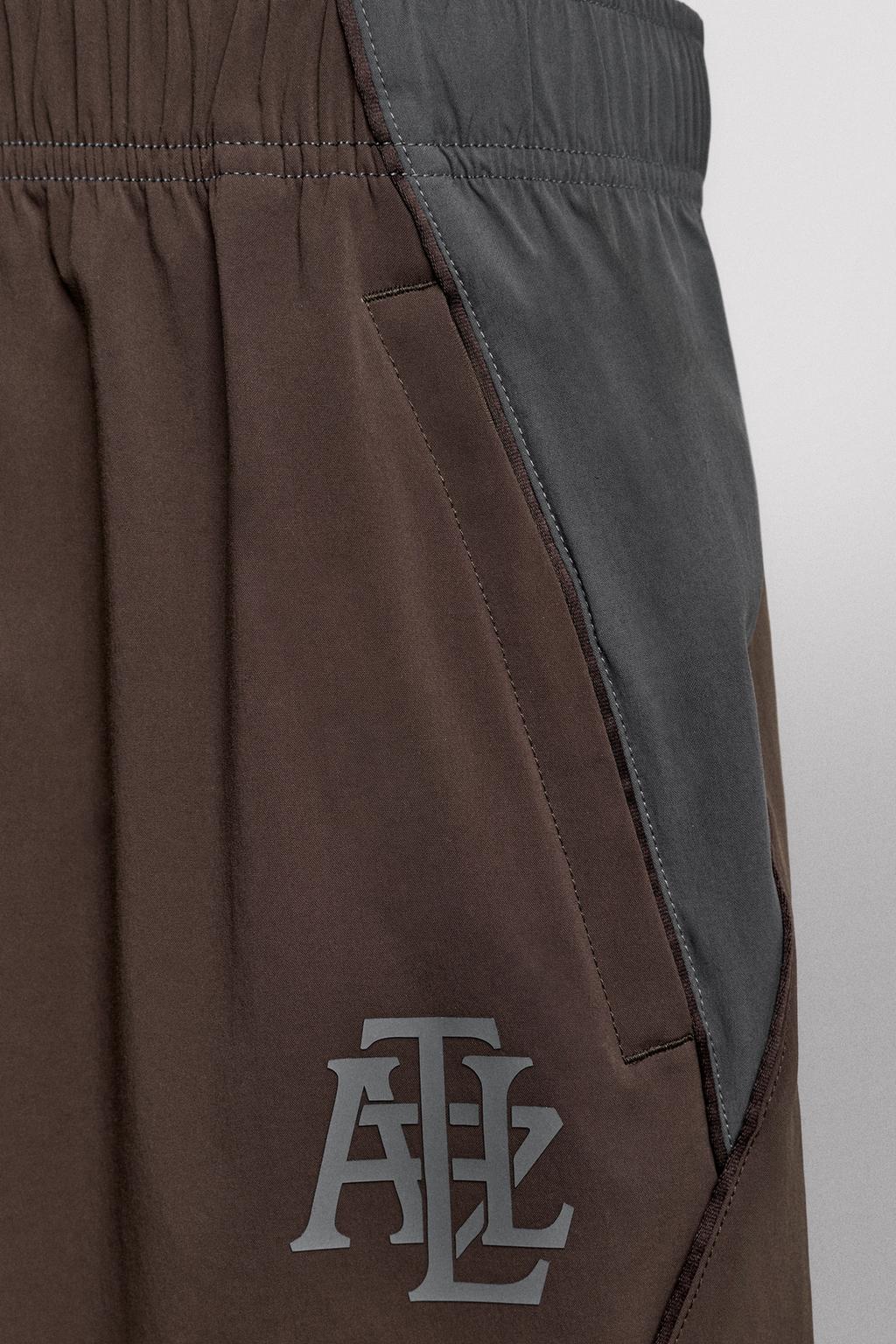 ФУТБОЛЬНЫЕ БРЮКИ ИЗ ВЫСОКОТЕХНОЛОГИЧНОЙ ТКАНИ В СТИЛЕ КОЛОР-БЛОК