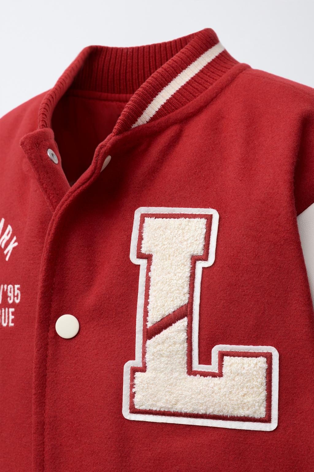 БОМБЕР ИЗ ТКАНИ С РУКАВАМИ ИЗ ИСКУССТВЕННОЙ КОЖИ И НАШИВКАМИ