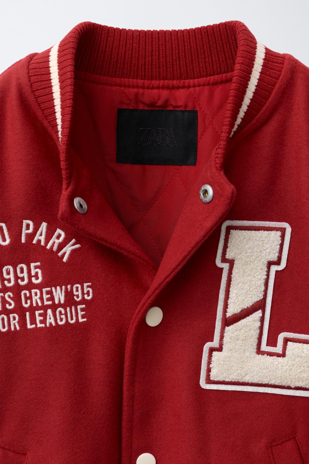 БОМБЕР ИЗ ТКАНИ С РУКАВАМИ ИЗ ИСКУССТВЕННОЙ КОЖИ И НАШИВКАМИ