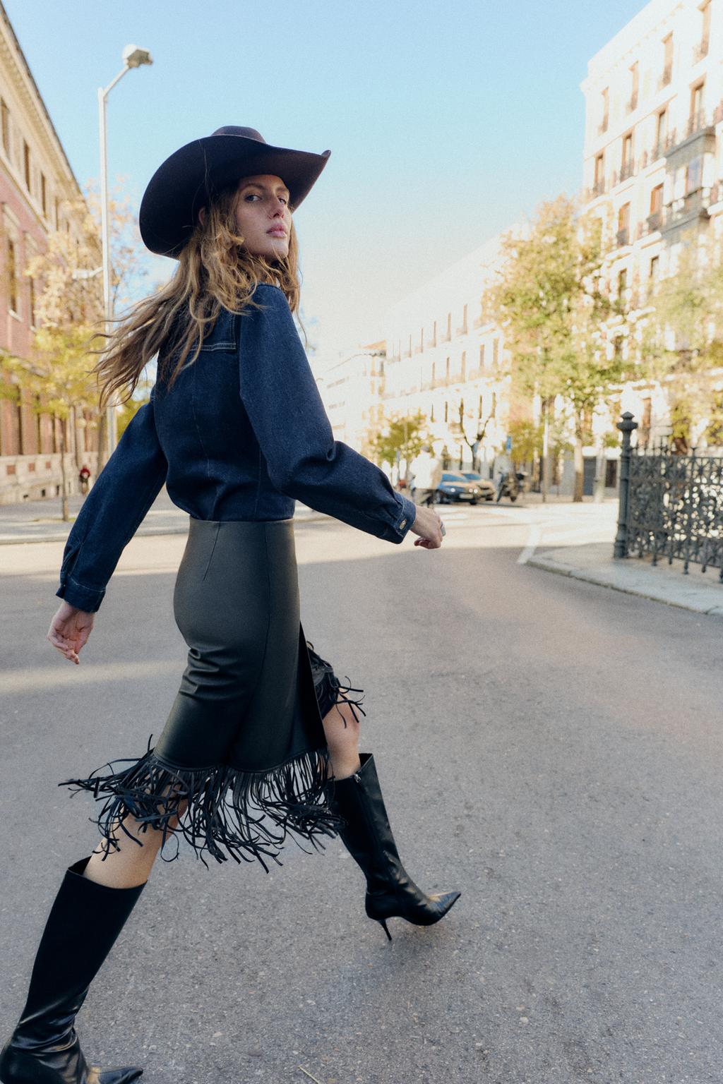 ЮБКА МИДИ ИЗ ИСКУССТВЕННОЙ КОЖИ С БАХРОМОЙ