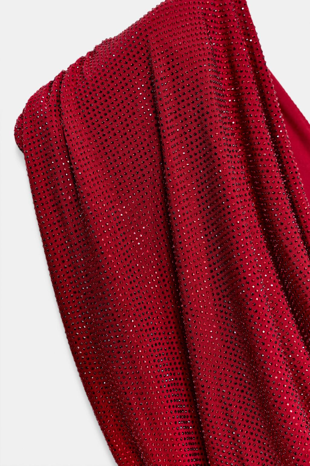 КОРОТКОЕ ПЛАТЬЕ С ПОДПЛЕЧНИКАМИ И СТРАЗАМИ