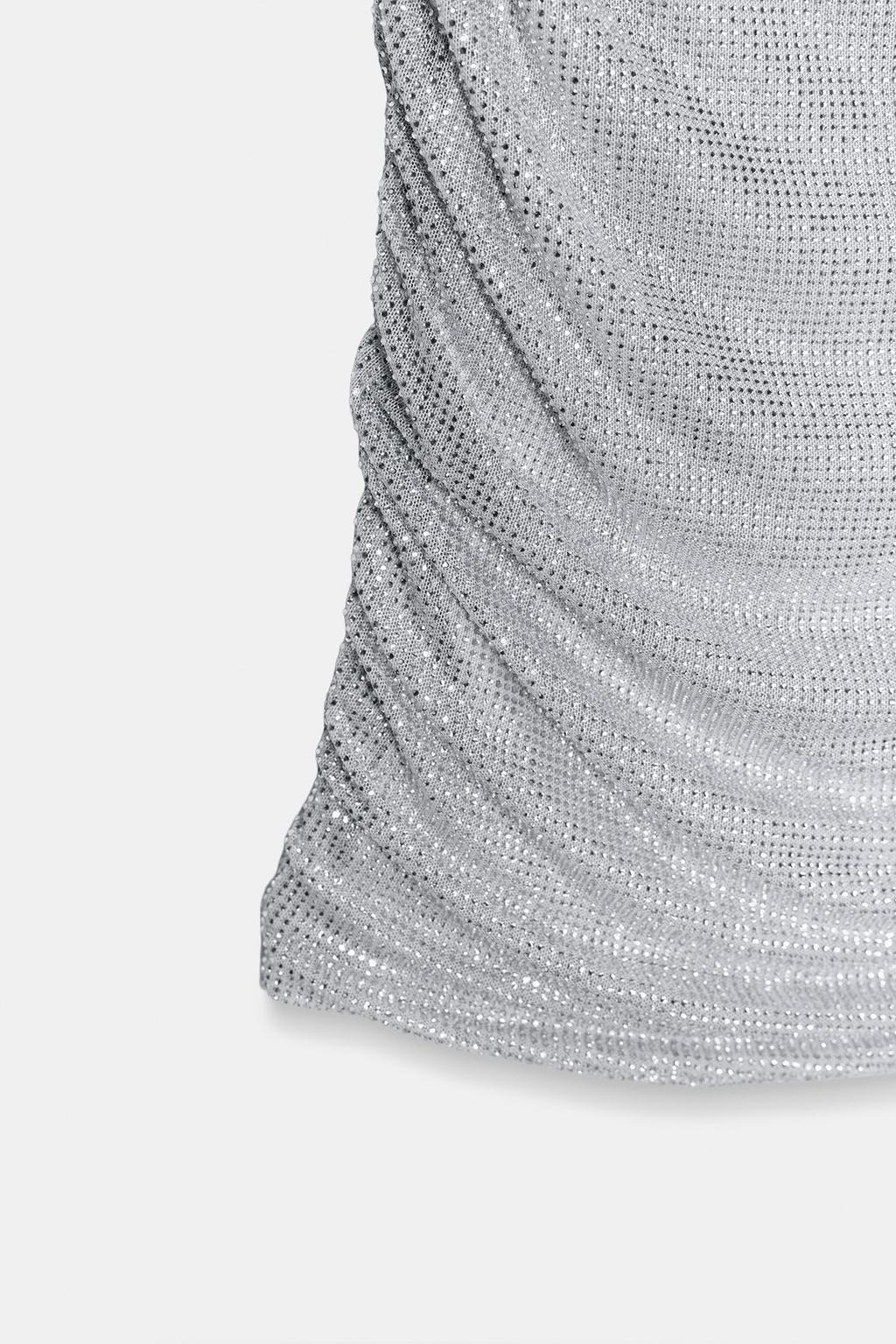 КОРОТКОЕ ПЛАТЬЕ ИЗ СЕТЧАТОЙ ТКАНИ СО СТРАЗАМИ И ЭФФЕКТОМ НАКИДКИ