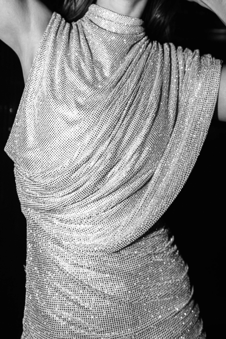 КОРОТКОЕ ПЛАТЬЕ ИЗ СЕТЧАТОЙ ТКАНИ СО СТРАЗАМИ И ЭФФЕКТОМ НАКИДКИ