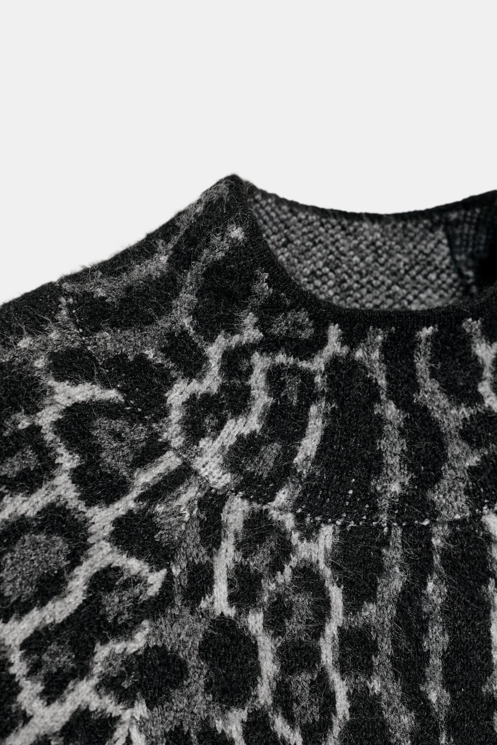 Свитер с широкими рукавами