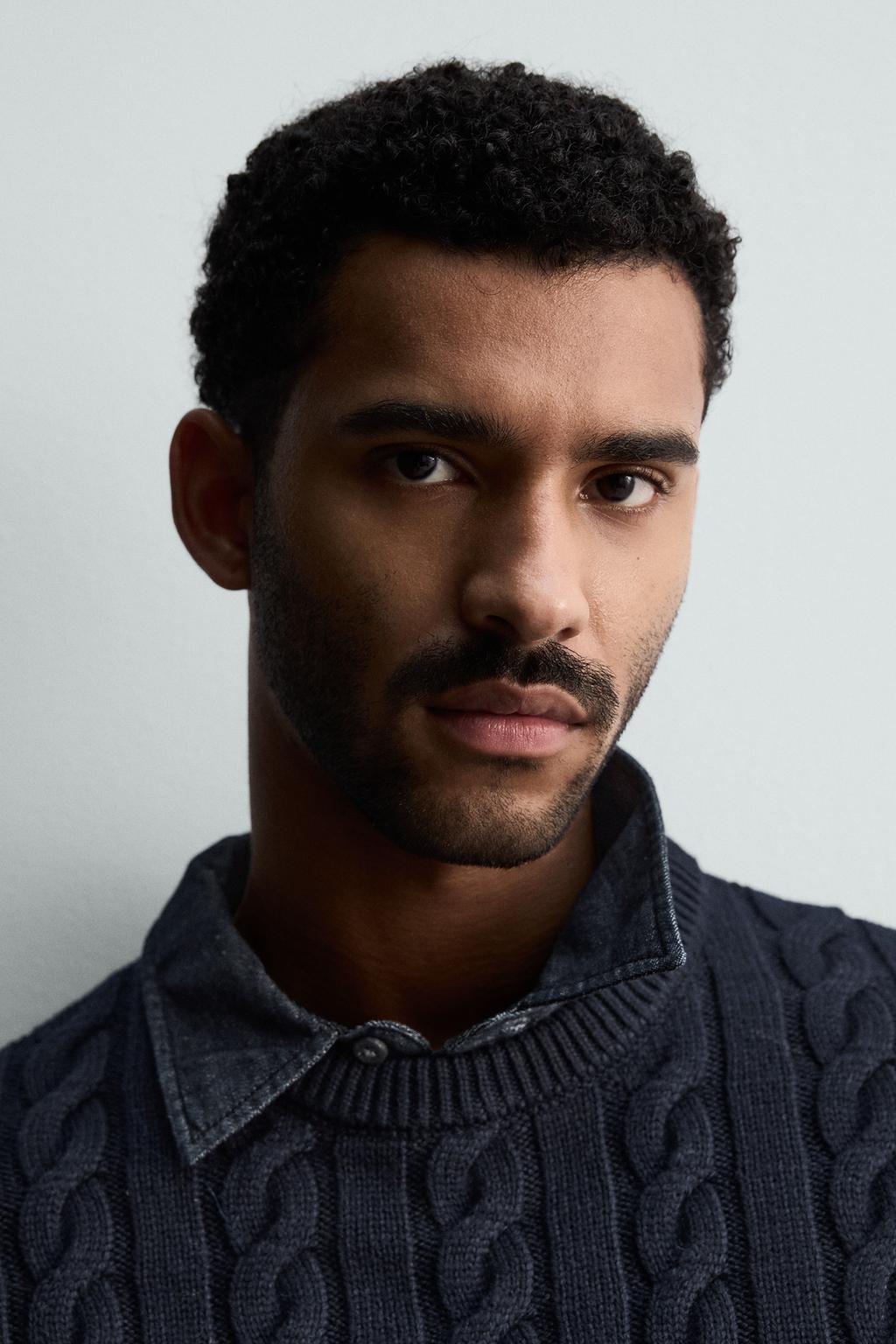 СВИТЕР С УЗОРОМ «КОСЫ»