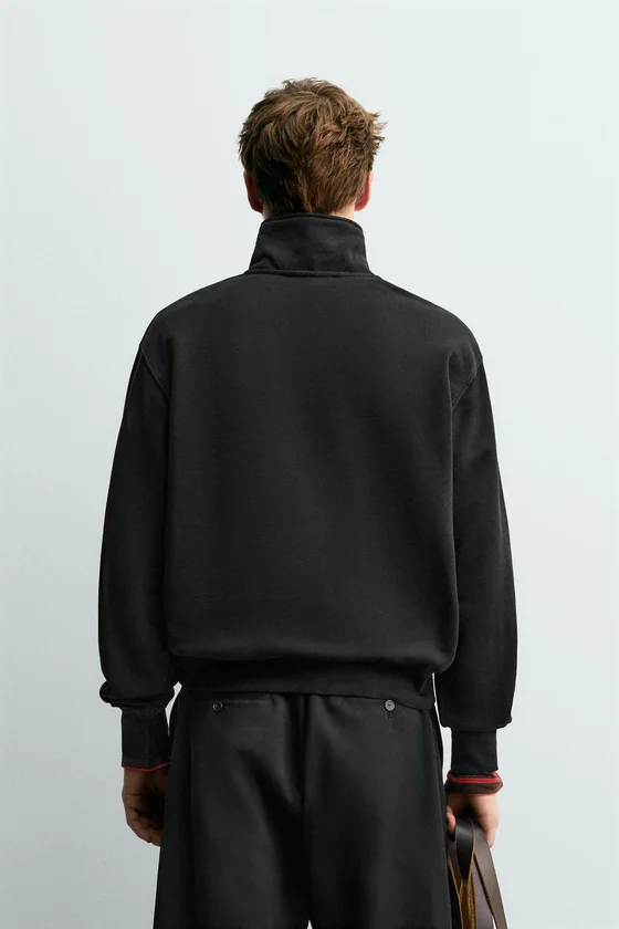 ТОЛСТОВКА С ВОРОТНИКОМ НА МОЛНИИ И ЛЕНТОЙ AARON LEVINE X ZARA