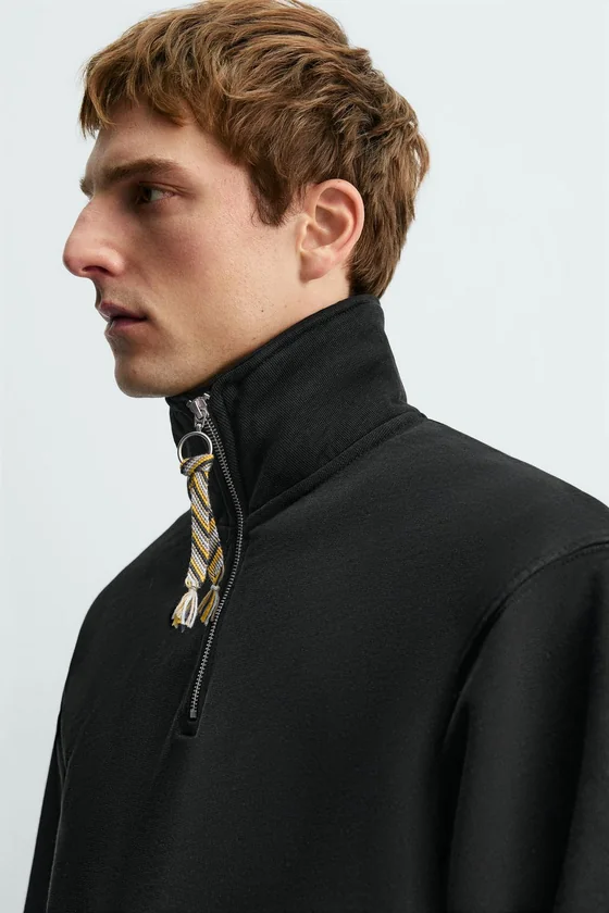 ТОЛСТОВКА С ВОРОТНИКОМ НА МОЛНИИ И ЛЕНТОЙ AARON LEVINE X ZARA