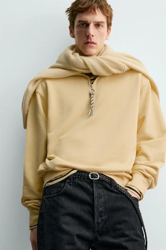 ТОЛСТОВКА С ВОРОТНИКОМ НА МОЛНИИ И ЛЕНТОЙ AARON LEVINE X ZARA