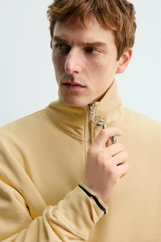 ТОЛСТОВКА С ВОРОТНИКОМ НА МОЛНИИ И ЛЕНТОЙ AARON LEVINE X ZARA